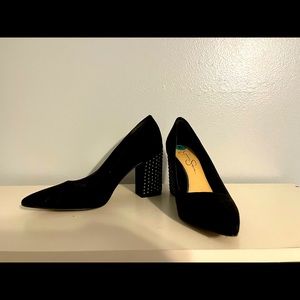 Black pointed toe shoes with an edgy block heel! Size US 8